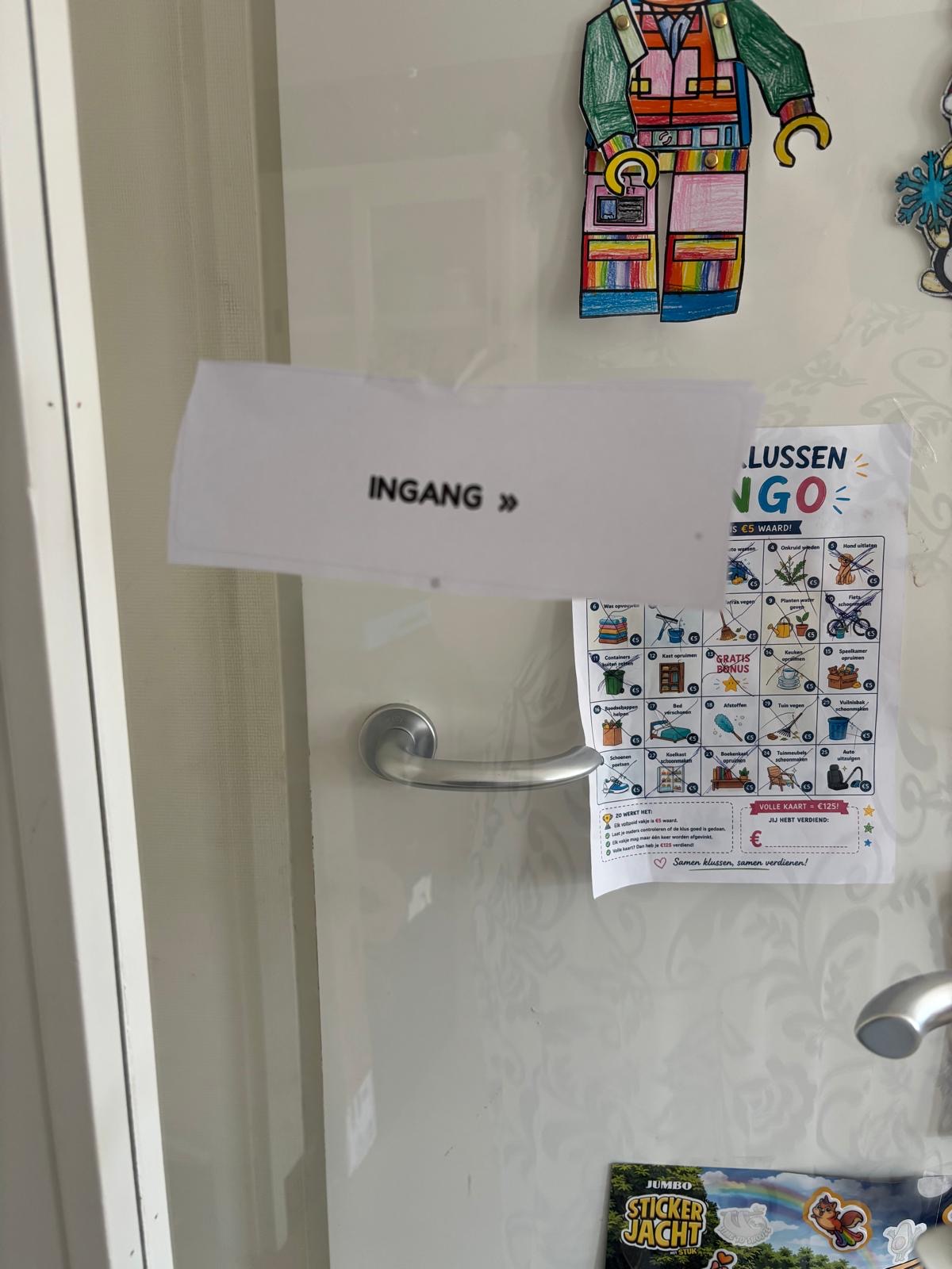 Het ingangbordje van het thuismuseum op de deur